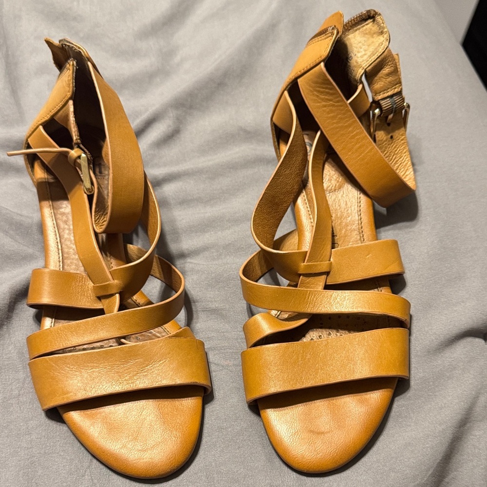 Sofft Women's Mustard Strappy Sandals